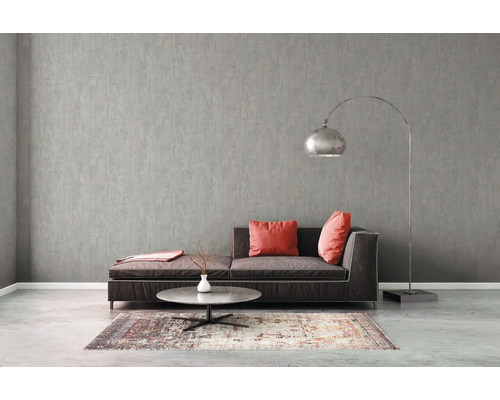 Modernt vardagsrum med grå strukturtapet, soffa, matta och golvlampa.