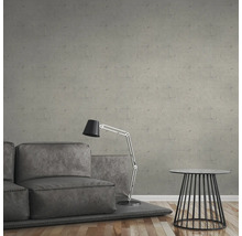 Grå soffgrupp med golvlampa och sidobord mot en grå vägg