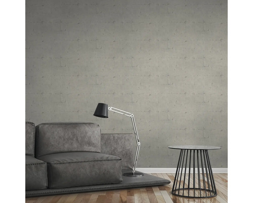 Grå soffgrupp med golvlampa och sidobord mot en grå vägg