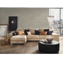 Vardagsrum med hörnsoffa, pall, stående skåp och ljuskrona