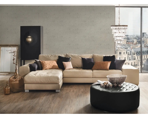 Vardagsrum med hörnsoffa, pall, stående skåp och ljuskrona