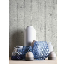 Dekorativa vaser framför en betongvägg