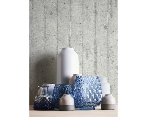 Dekorativa vaser framför en betongvägg