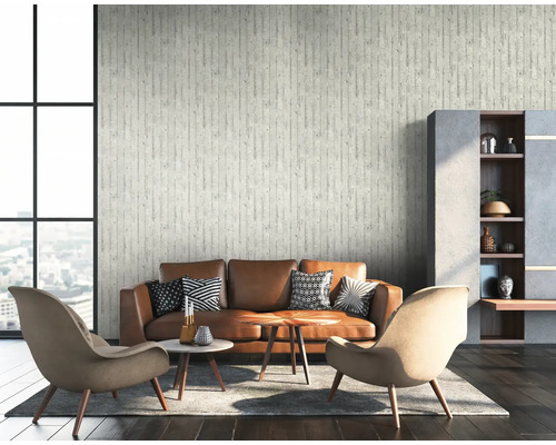 Vardagsrum med soffa, fåtölj, bord och hylla framför en betongtapet