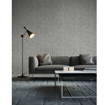 Vardagsrum med soffa, golvlampa och soffbord