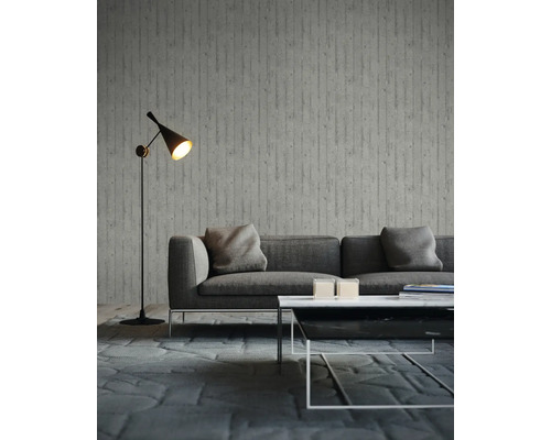 Vardagsrum med soffa, golvlampa och soffbord