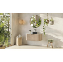 Ljust badrum med handfat, spegel, vägglampa och dekoration