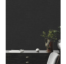 Rum med svart tapet i stenlook, byrå, böcker och dekorationer