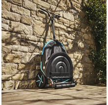 Gardena cylindergräsklippare framför stenmur