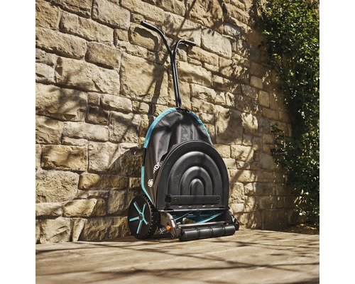 Gardena cylindergräsklippare framför stenmur