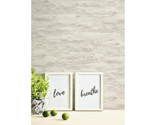 Väggdekoration med tapet i stenimitation, dekoration med växter och fotoramar