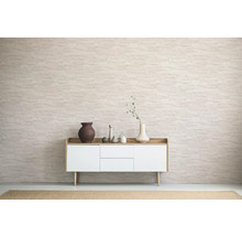 Vardagsrum med skänk, vaser och dekorativa föremål framför en mönstrad vägg