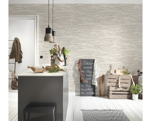 Köksscen med köksö, griffeltavla och dekorativa element för en mysig atmosfär.