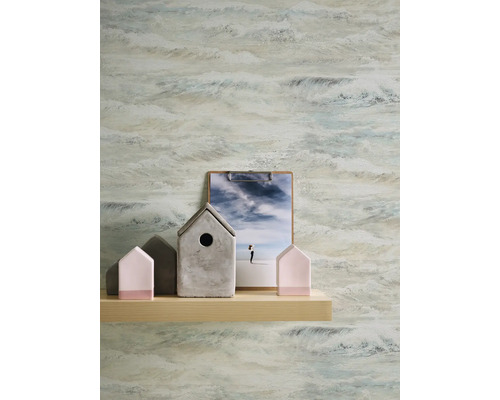 Dekorativ väggmålning med abstrakta vågmönster, trähylla, dekorativa hus och ett fotografi