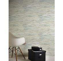 Rumsöversikt med mönstrad tapet, en stol och förvaringslådor