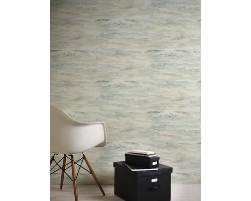 Rumsöversikt med mönstrad tapet, en stol och förvaringslådor