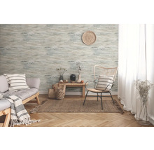 Vardagsrum med mönstrad tapet, soffa och fåtölj på en matta