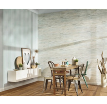 Matsal med träbord, stolar och dekorerade väggar.