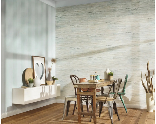 Matsal med träbord, stolar och dekorerade väggar.