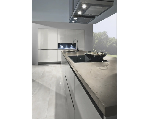 Modernt kök med köksö, diskho och fläktkåpa