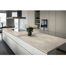 Modernt kök med köksö, bänkskiva i marmorlook och integrerad spishäll.