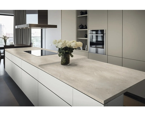 Modernt kök med köksö, bänkskiva i marmorlook och integrerad spishäll.