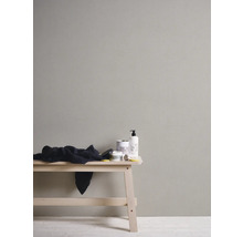 Vägg med kosmetiska produkter och en handduk på en träbänk