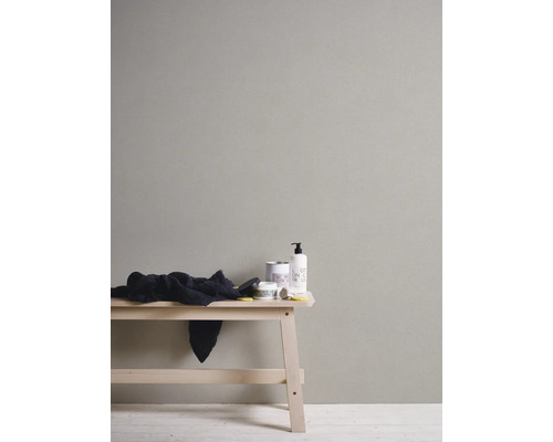 Vägg med kosmetiska produkter och en handduk på en träbänk