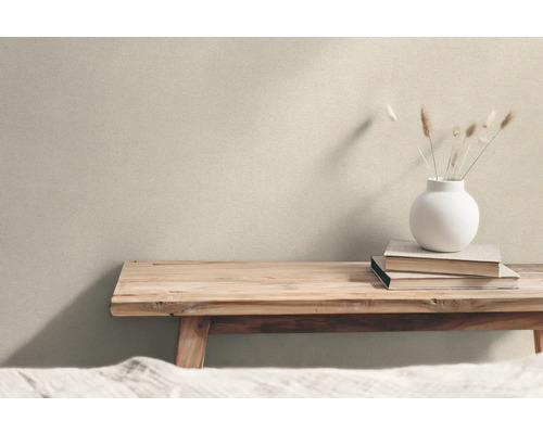 Dekorativ scen med träbänk, böcker och vas med gräs