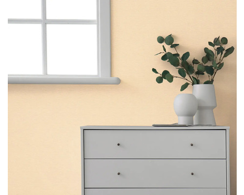 Rumsscen med byrå, dekoration och fönster