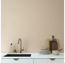 Köksscen med diskho, kran, skärbrädor och porslin på en köksbänk