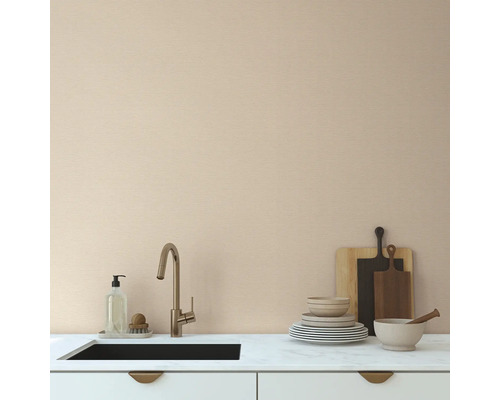 Köksscen med diskho, kran, skärbrädor och porslin på en köksbänk