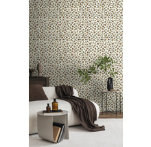 Vardagsrum med tapet i leopardmönster, soffa, sidobord och dekorationer.