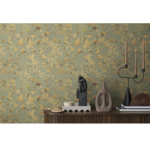 Dekorativt rum med mönstrad tapet och dekorativa föremål på ett skåp