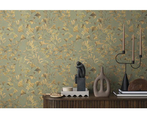 Dekorativt rum med mönstrad tapet och dekorativa föremål på ett skåp