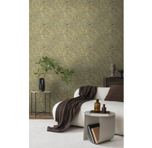 Vardagsrum med mönstrad tapet, soffa och sidobord