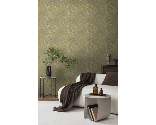 Vardagsrum med mönstrad tapet, soffa och sidobord