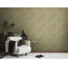 Vardagsrum med en grön tapet med växtmönster, en vit fåtölj och en mörk sidobord