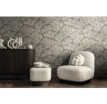 Rumsöversikt med mönstrad tapet, skåp, fåtölj och pall