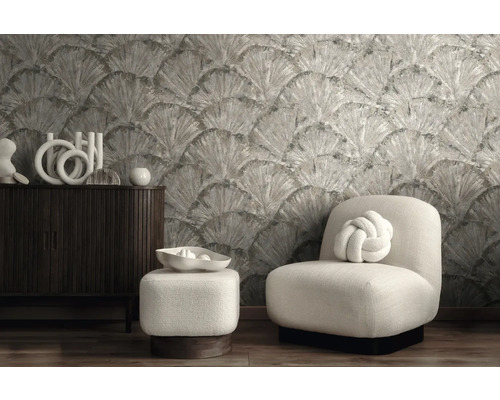 Rumsöversikt med mönstrad tapet, skåp, fåtölj och pall