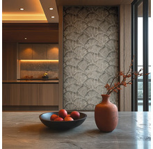 Stilfull inredning med tapet, fruktskål och vas för en mysig atmosfär.