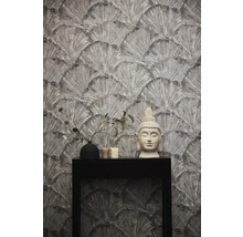 Tapet med fläktmönster, Buddha-staty, vas och ljus på ett svart bord