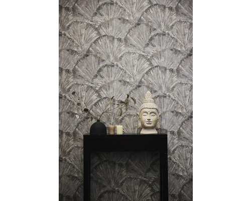 Tapet med fläktmönster, Buddha-staty, vas och ljus på ett svart bord