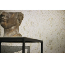 Närbild av en mönstrad tapet med ett dekorativt föremål i förgrunden.