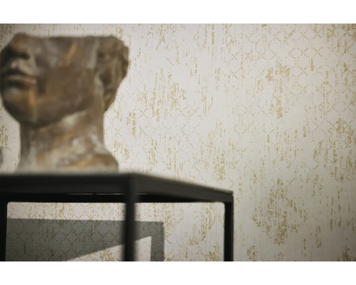 Närbild av en mönstrad tapet med ett dekorativt föremål i förgrunden.