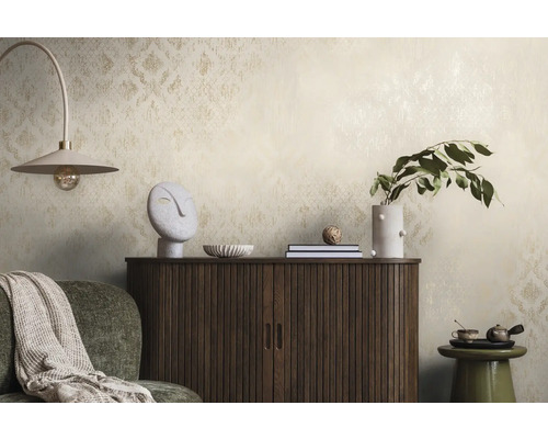 Dekorativt rum med mönstrad tapet, träskåp och dekorativa föremål