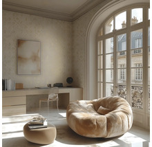 Ljust rum med skrivbord, stol, sittsäck och stort fönster