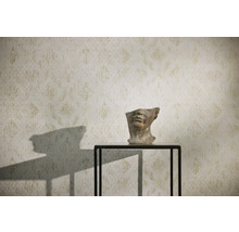 Mönstrad tapet med en skulptur på ett bord