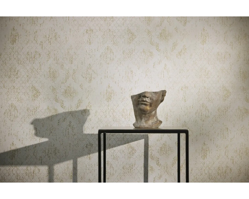 Mönstrad tapet med en skulptur på ett bord