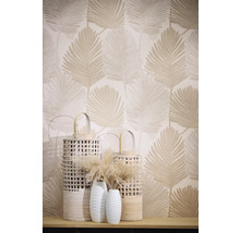 Dekorativ vägg med bladmönster och lyktor